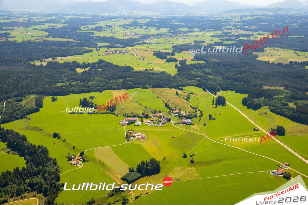 Das Luftbild zeigt : Eichelschwang Unterthingau - Die Luftaufnahme wurde 2024 vom UL-Flugzeug aus erstellt ( keine Drohne ) - Hochauflösende Luftaufnahme - Für grossformatige Ausdrucke geeignet. Die Geschenkidee !Mit Lizenz und Bildrechte bestellbar