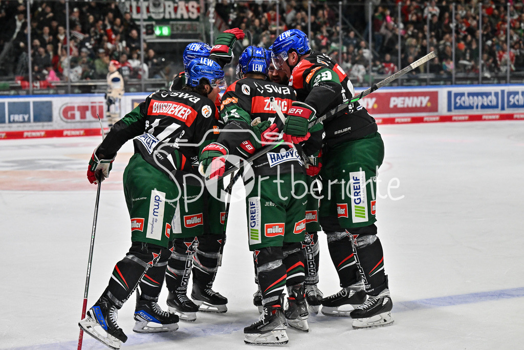 Augsburger Panther - Schwenninger Wild Wings | Jubel der Panther nach dem Treffer zum 2-3 druch D. J. BUSDEKER (Augsburger Panther #14) / Freude / Happy / Tor / Torschuetze / DEL: Augsburger Panther - Schwenninger Wild Wings, Curt Frenzel Stadion am 24.01.2025