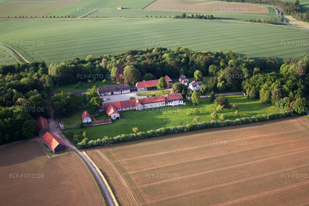 Luftbild: Gehöft eines Bauernhofes am Rand von bestellten Feldern im Ortsteil Abbenburg im Ortsteil Bökendorf in Brakel im Bundesland Nordrhein-Westfalen in Deutschland. Foto: IMG_65480.jpg vom 24.05.2014 durch Werner Riehm/FLY-FOTO.de
