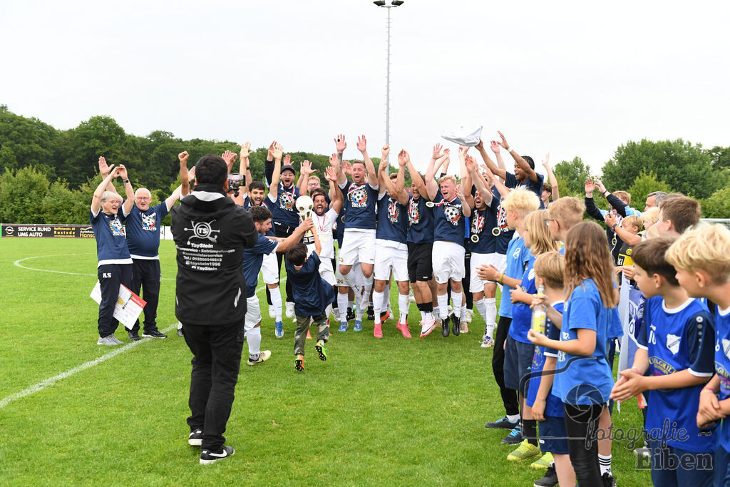 1. FC Nordenham-SV GOTANO | Kreispokal Finale Jade-Weser-Hunte 1. Mannschaften; 1.FC Nordenham (weiß)-SV GOTANO (blau) am 15.06.2025 in Rastede (Sportanlage Köttersweg), Photo: Philip Eiben 2025 - Realisiert mit Pictrs.com