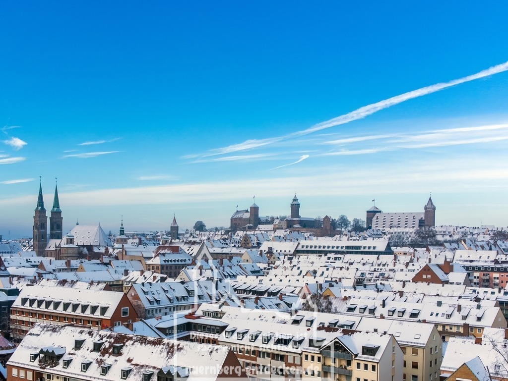 Winter-Panorama über Nürnberg | Panorama-Blick über Nürnberg zur Winterzeit, schneebedeckte Dächer und im Hintergrund die Kaiserburg bei strahlend blauen Himmel.  - Realisiert mit Pictrs.com
