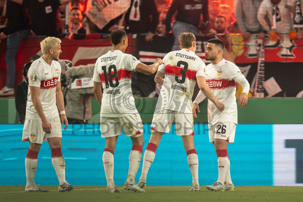 VfB Stuttgart vs. SC Freiburg, Fussball, DFB-Pokal, Halbfinale, 23.04.2026 | Deniz Undav (VfB Stuttgart, #26) bejubelt mit Ermedin Demirovic (VfB Stuttgart, #09), Jamie Leweling (VfB Stuttgart, #18) und Ramon Hendriks (VfB Stuttgart, #03) das 1:1,VfB Stuttgart vs. SC Freiburg, Fussball, DFB-Pokal, Halbfinale, 23.04.2026DFB regulations prohibit any use of photographs as image sequences and/or quasi-video
