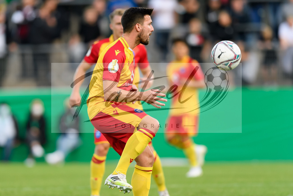 LOTKSC20210809_196 | Fussball, Herren: Jerome Gondorf (Karlsruher SC) in Aktion, am Ball, Einzelaktion beim Spiel der 1. Runde im DFB-Pokal zwischen SF Lotte und Karlsruher SC im Stadion am Lotter Kreuz am 09.08.2021 in Lotte, Deutschland.DFB / DFL REGULATIONS PROHIBIT ANY USE OF PHOTOGRAPHS AS IMAGE SEQUENCES AND/OR QUASI-VIDEO. - Realisiert mit Pictrs.com