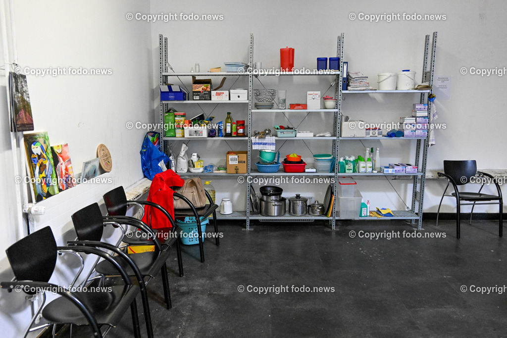 PVZ_ Postverteilerzentrum Linz_ Asylunterkunft_ 21.03.2023-25 | 21.03.20123, Postcity, PVZ, AUT, Postverteilerzentrum Linz, Asylunterkunft, im Bild Rotes Kreuz, Asylunterkunft wird geraeumt, Lager, Schlafstelle, Halle