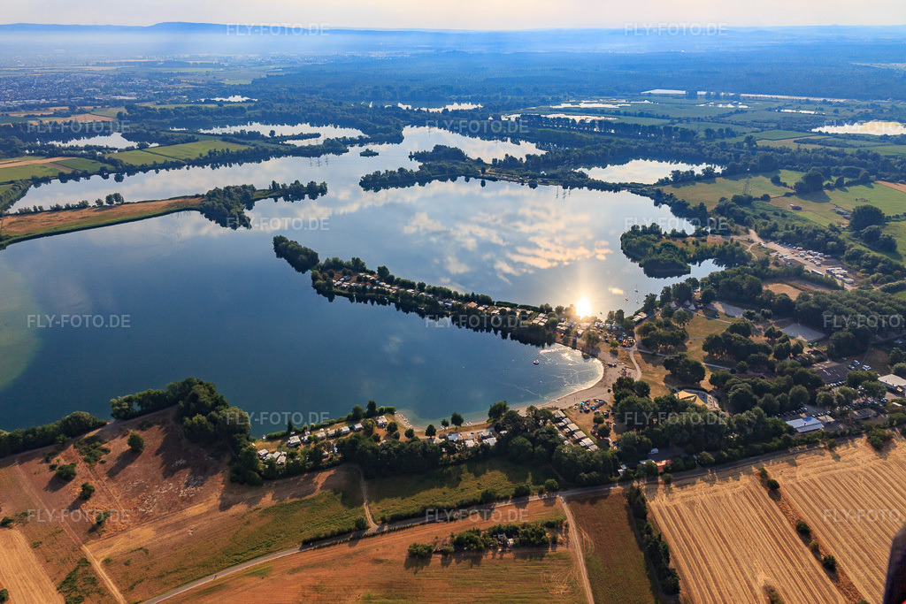 Luftbild: Freizeit - Camping Erlichsee auf einer Landzunge des Baggersees im Ortsteil Oberhausen in Oberhausen-Rheinhausen im Bundesland Baden-Württemberg in Deutschland. Foto: IMG_108917.jpg vom 15.07.2018 durch Werner Riehm/FLY-FOTO.deFreizeit Camping Erlichsee