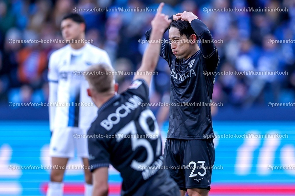 BOC14022601035 | 15.02.2026, Fußball, VfL Bochum - SC Paderborn 07, 2. Fußball Bundesliga, 22. Spieltag, Vonovia Ruhrstadion, Saison 2025 2026: Leandro Morgalla&nbsp;(VfL Bochum #39) und Koji Miyoshi&nbsp;(VfL Bochum #23) enttäuscht Enttäuschung auf dem Spielfeld  DFB regulations prohibit any use of photographs as image sequences and or quasi-video.