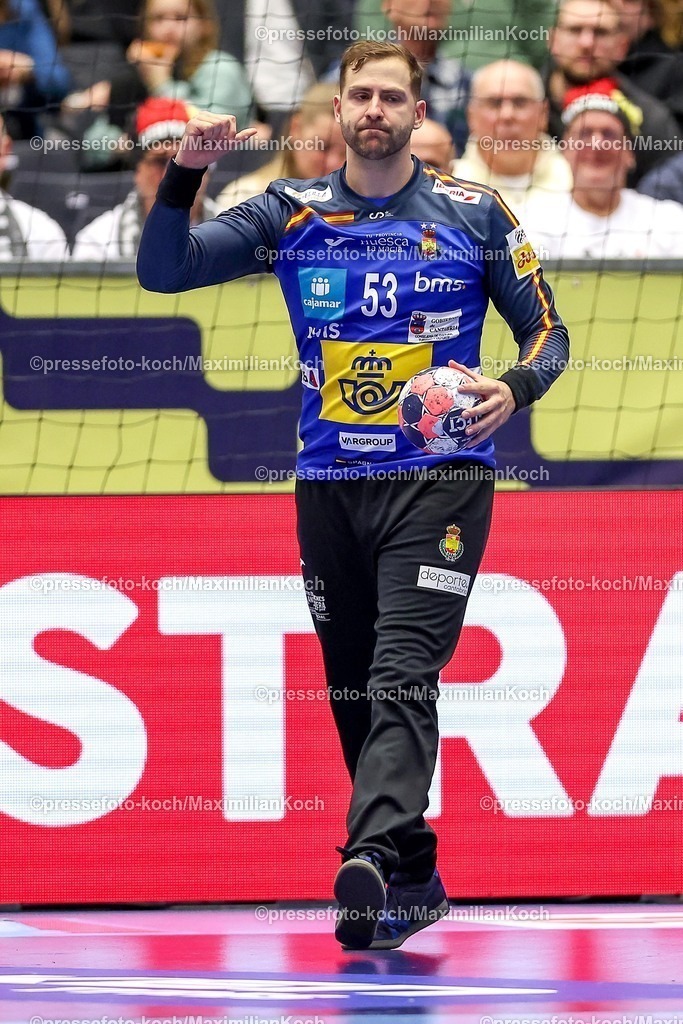 EHF15012601094 | 15.01.2026, Handball, Men's EHF EURO 2026, Spanien - Serbien, Jyske Bank Boxen in Herning, Dänemark, Preliminary Round:  Ignacio Biosca Garcia (Espania #53) gestikulierend auf dem Spielfeld  