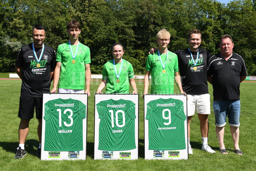 Bayernliga Meister SpVgg GW Deggendorf C-Junioren | Verabschiedung der 3 Spiel: Paul Müller; Sophia Lehner; Jakob Gscheidmeier - Realisiert mit Pictrs.com