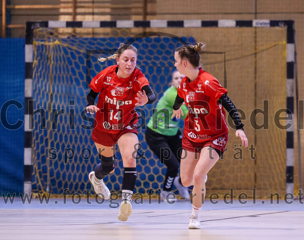 2025-02-22_067_SpVgg_Altenerding_gegen_TG_Landshut | Erding, Deutschland, 22.02.2025:Handball, Bezirksoberliga Frauen Altbayern 2024 / 2024, 15. Spieltag, SpVgg Altenerding gegen TG Landshut, Endergebnis: 25:22Isabella Gschossmann (TG Landshut, #14), Julia Otto (TG Landshut, #5)Foto: Christian Riedel / fotografie-riedel.net