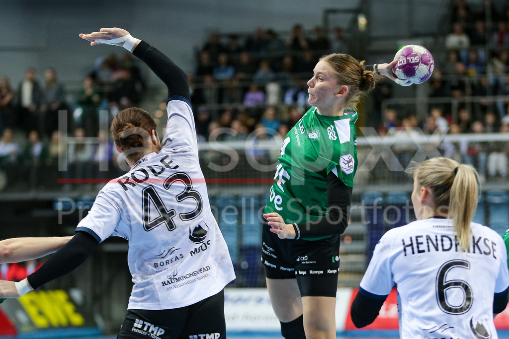 Handball, Bundesliga Frauen, VfL Oldenburg - Thüringer HC | v.li.: Jennifer Rode (Thüringer HC, THC, 43) und Toni Reinemann (VfL Oldenburg, 4) beim Wurf, am Ball, Spielszene, Aktion, Action