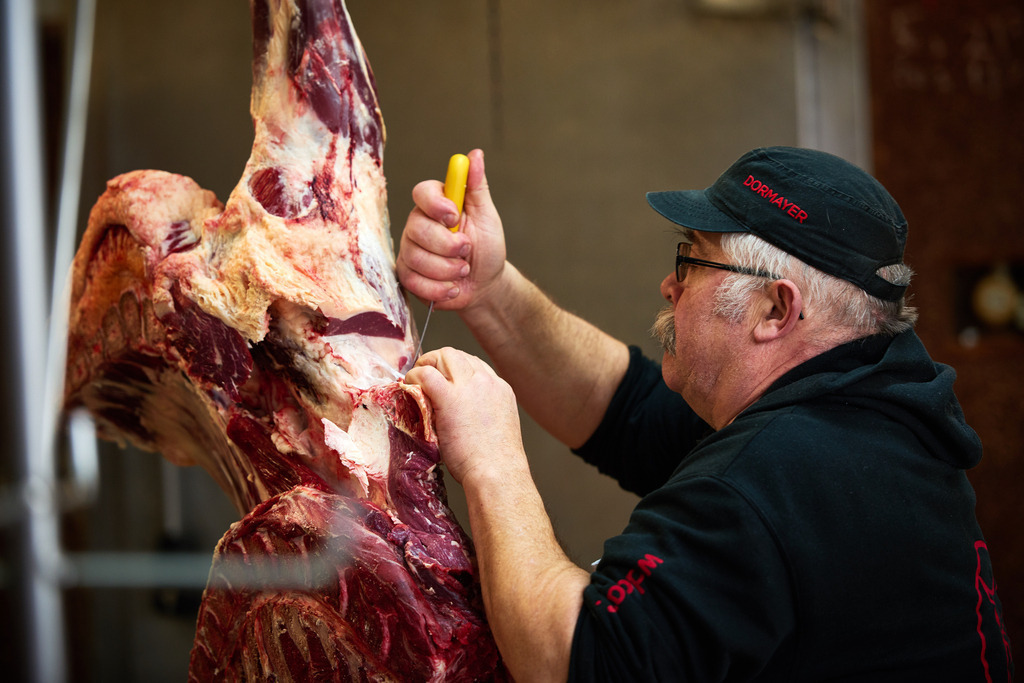 Fleischerei Dormayer | Langenzersdorf, Austria - February 12, 2019: Fleischerei Dormayer; Franz Dormayer beim Ausbeinen eines Fleischstückes. - Realisiert mit Pictrs.com