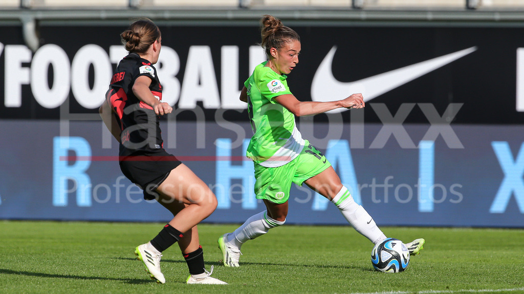 Fussball, Google Pixel Frauen-Bundesliga, VfL Wolfsburg - Bayer 04 Leverkusen | v.li.: Sofie Zdebel (Bayer 04 Leverkusen, 16) und Felicitas Rauch (VfL Wolfsburg, 13) im Zweikampf, Duell, Dynamik, Aktion, Action, Spielszene, DIE DFB-RICHTLINIEN UNTERSAGEN JEGLICHE NUTZUNG VON FOTOS ALS SEQUENZBILDER UND/ODER VIDEOÄHNLICHE FOTOSTRECKEN. DFB REGULATIONS PROHIBIT ANY USE OF PHOTOGRAPHS AS IMAGE SEQUENCES AND/OR QUASI-VIDEO.