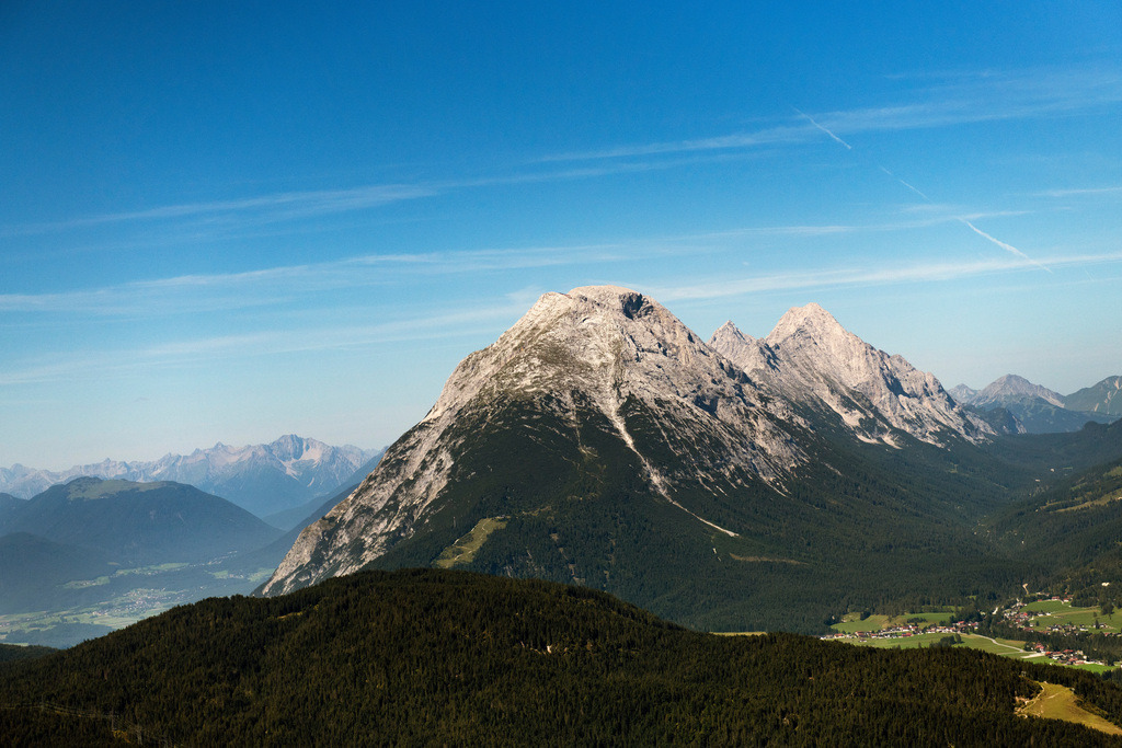 dr__0207993.jpg | ZIRL 19.08.2023 Felsen- Massiv und Berglandschaft mit Gipfeln der Nordkette in Zirl in Tirol, Österreich. 