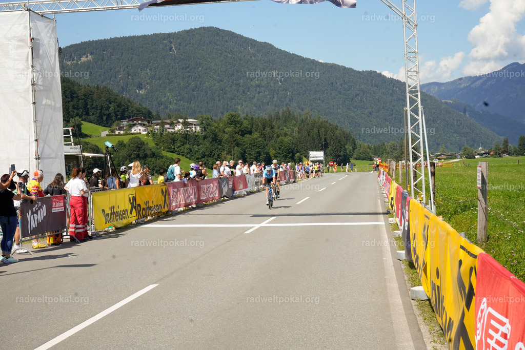 788_20230817_Bewerb_Maenner_Muehlanger | AUT - OESTERREICH, 2023-08-16: SPORT RENNRAD-FAHREN - 55. INTERNATIONALER RADWELTPOKAL IN ST. JOHANN IN TIROL  - Vintage-Radrennen mit WM-Bronze-Medaillen-Siegerin Christina Schweinberger, den Teilnehmer und Alexander Baumann (vom Orginastions-Team) - TAG 2 BEWERB MAENNER IN SECHS GRUPPEN  ; Foto: Roland Muehlanger