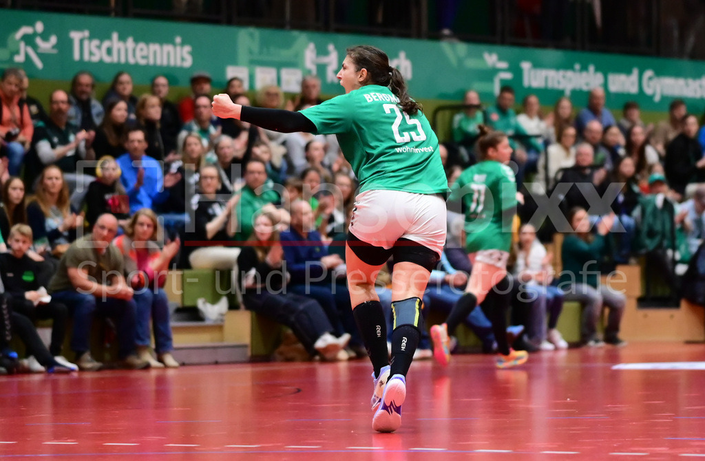 Handball, 2. Bundesliga Frauen, SV Werder Bremen - VfL Waiblingen | v.li.: v.li.: Anna Lena Bergmann (SV Werder Bremen, 25) mit Torjubel