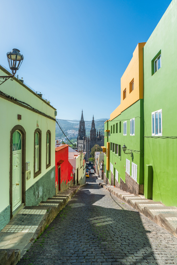 10240412 - Arucas | Blick durch eine Gasse der Stadt Arucas auf die Kirche San Juan Bautista de Arucas.