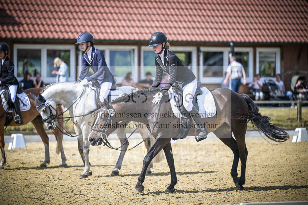 DOS_8418 | Entdecke hochwertige Reitturnierfotos von Foto Oger. Professionell, emotional und authentisch – jetzt Lieblingsmomente im Shop bestellen.Deutschlandweite Turnierfotografie. - Realisiert mit Pictrs.com