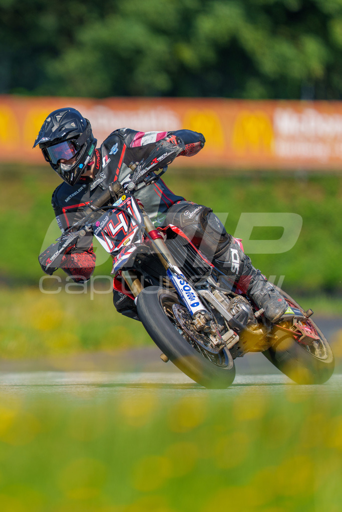 SuperMoto_Staatsmeisterschaft_Greinbach_302 | GRIPcapture steht für authentische Sportfotografie in Österreich – für Momente, die mehr sind als Geschwindigkeit oder Ergebnis. Es geht um Emotion, Spannung, Fokus und den Augenblick, der oft nur einen Wimpernschlag dauert.Ob Motorsport, Teamsport oder 