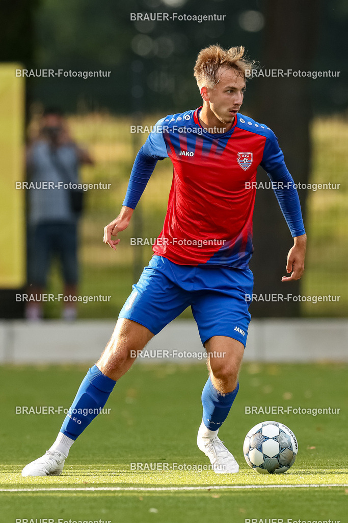 1_KFCWAT_20250723_0280.JPG -  - KFC Uerdingen - SG Wattenscheid 09 - Testspiel | Krefeld, Deutschland, 23.07.25: Etienne-Noel Reck (KFC Uerdingen) in Aktion, am Ball, Einzelaktion waehrend des Testspiel Spiels zwischen KFC Uerdingen - SG Wattenscheid 09 in der Covestro Sportpark am 23. July 2025 in Krefeld, Deutschland. (Foto von Stefan Brauer/Brauer-Fotoagentur)