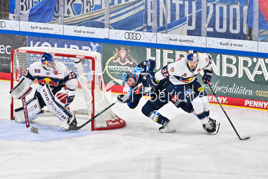 ERC Ingolstadt - EHC RB München | INGOLSTADT, GERMANY - 27. MAERZ: v. l. Simon WOLF (RB München 25), Jakin SMALLWOOD (ERC Ingolstadt 23) und Ville POKKA (RB München 22) während dem Match zwischen dem ERC Ingolstadt und dem EHC RB München bei Spiel 2 des DEL Playoff Viertelfinales in der Saturn Arena