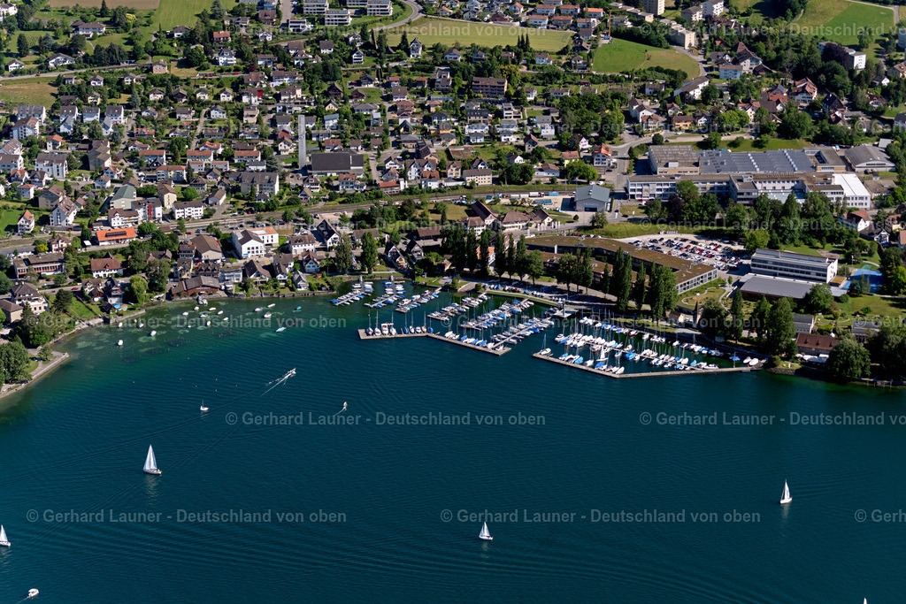 4032234 | STECKBORN 12.06.2020 Yachthafen mit Sportboot- Anlegestellen und Bootsliegeplätzen am Uferbereich des Bodensee in Steckborn im Kanton Thurgau, Schweiz. // Pleasure boat marina with docks and moorings on the shore area of Lake of Constance in Steckborn in the canton Thurgau, Switzerland. Foto: Gerhard Launer