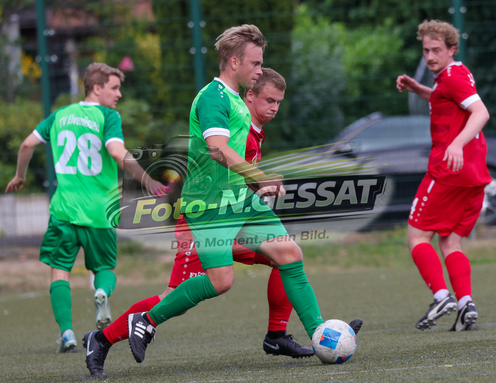 Bünder SV - TV Elverdissen | Auf dem Bild zu sehen: rot Bünder SV: Robin Luca Wolf ; grün TV Elverdissen: Philipp GödingBünder SV, TV Elverdissen, Saison 26/27, Kreisliga A, Bünde, Deutschland - Realisiert mit Pictrs.com