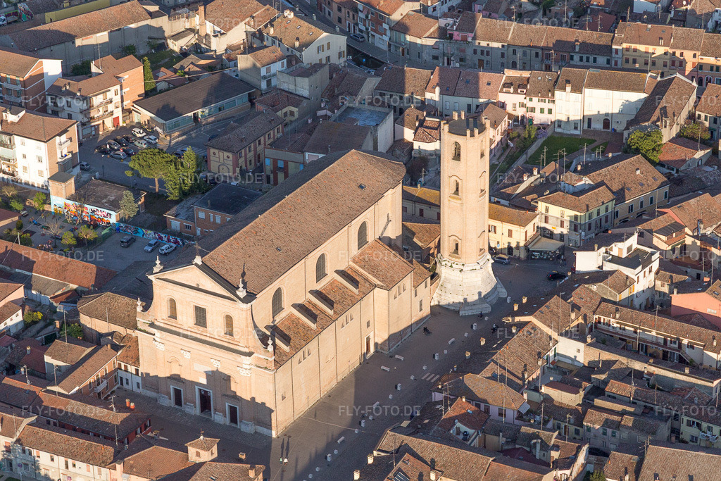 Luftbild: Ortsansicht in Comacchio im Bundesland Ferrara in Italien. Foto: IMG_098679.jpg vom 06.04.2017 durch Werner Riehm/FLY-FOTO.de
