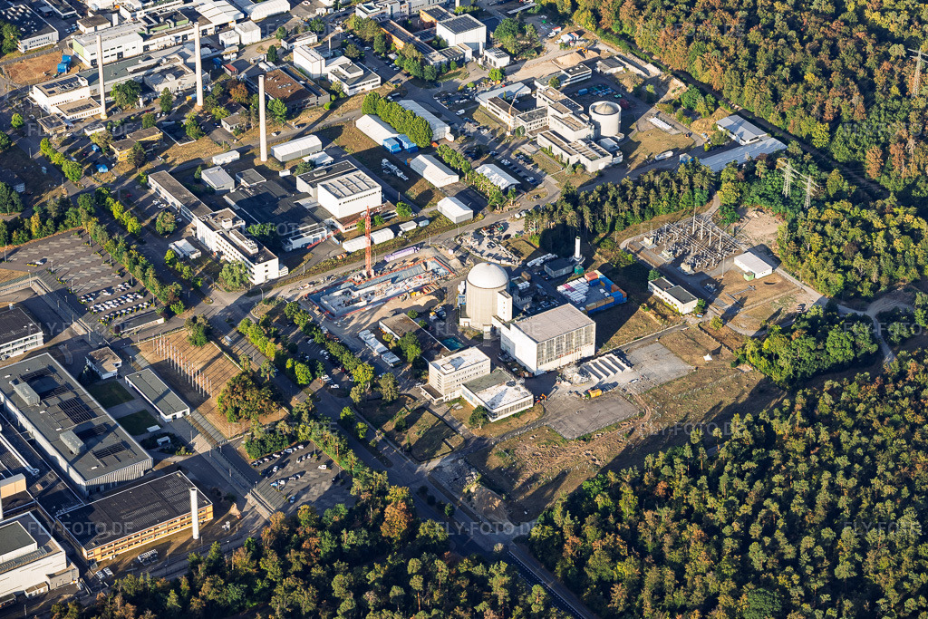 Luftbild: Karlsruhe Institut für Technologie - Campus Nord mit Mehrzweckforschungsreaktor Karlsruhe im Ortsteil Leopoldshafen in Eggenstein-Leopoldshafen im Bundesland Baden-Württemberg in Deutschland. – Foto: IMG_158410.jpg vom 06.08.2026 durch Werner Riehm/FLY-FOTO.de – Auflösung des Originals: 5731 x 3821 px – KIT - Karlsruher Institut für Technologie KIT