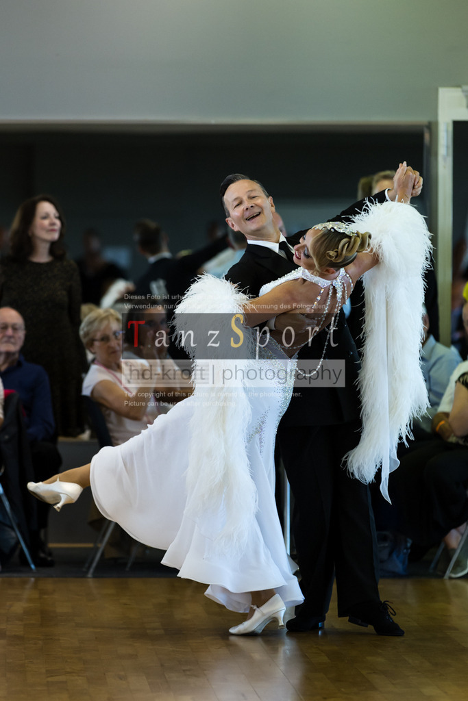 20250906_LM_By_Masters-III-S-Std_6598 | Tanzsportbilder, Standardtanz, Lateintanz, WDSF, DTV, LTVB, dancecomp, goc, hessen tanzt, blaues band der spree, walzer, tango, wiener walzer, slowfox, quickstepp, samba, rumba, cha-cha-cha, paso doble. jive, hd-kroft photography, turniertanzsport