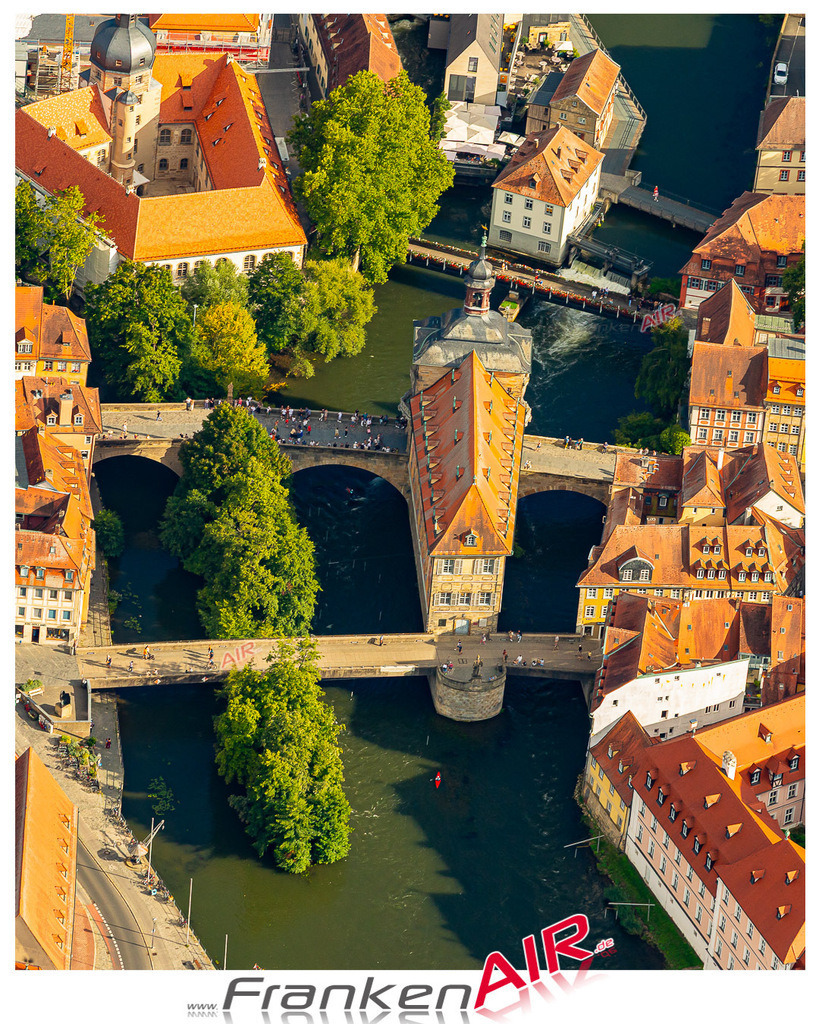 Klassische Luftaufnahme ohne Drohne zeigt:Altes Rathaus bei Bamberg - Die Luftbildaufnahme wurde 2025 vom UL-Flugzeug heraus erstellt ( keine Drohne ) - Hochauflösende Luftaufnahme -Nicht vergleichbar mit Google Maps oder Satelittenbilder- Die Geschenkidee !Mit Lizenz und Bildrechte bestellbar