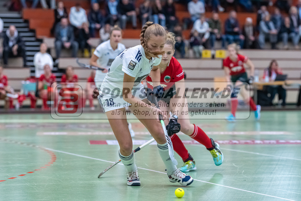 HK_20221126_101684 | 1. Bundesliga ( Halle ) Damen Crefelder HTC - Düsseldorfer HC am 27.11.2022 Crefelder HTC, Krefeld , Sophia Schwabe ( Düsseldorfer HC #18 )