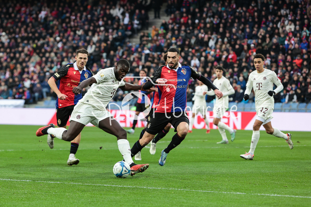 FC Basel - FC Bayern München | Dayot UPAMECANO (fcb #2) im Duell mit Leon AVDULLAHU (Basel #37) / Zweikampf