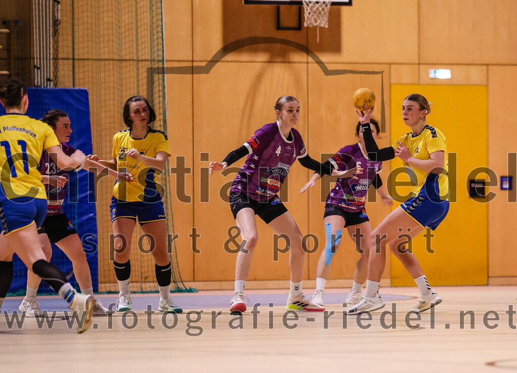 2025-02-15_076_SpVgg_Altenerding_gegen_MTV_Pfaffenhofen | Erding, Deutschland, 15.02.2025:Handball, Bezirksoberliga Frauen Altbayern 2024 / 2024, 14. Spieltag, SpVgg Altenerding gegen MTV Pfaffenhofen, Endergebnis: 27:23Magdalena Scherer (MTV Pfaffenhofen, #2), Greta Felbinger (SpVgg Altenerding, #4), Julia Kübelsbeck (SpVgg Altenerding, #5)Foto: Christian Riedel / fotografie-riedel.net