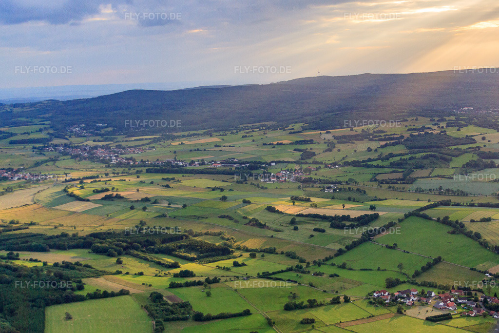 Luftbild: Acker- und Wiesenlandschaft in Grebenhain im Bundesland Hessen in Deutschland. Foto: IMG_68297.jpg vom 20.06.2014 durch Werner Riehm/FLY-FOTO.de