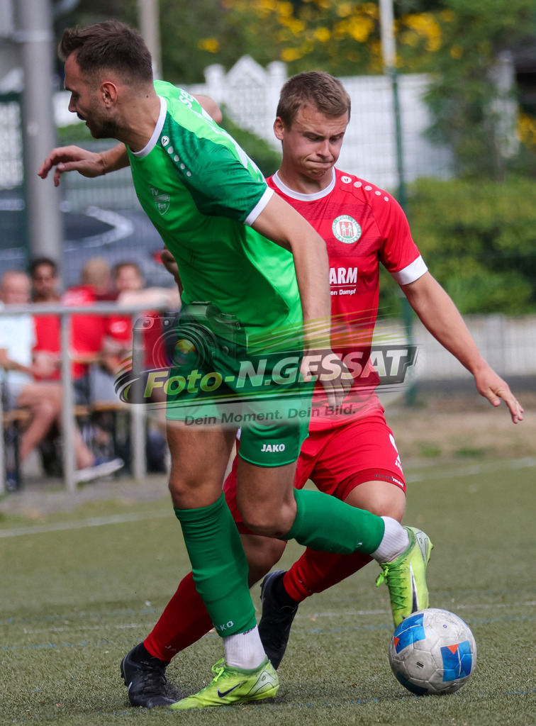 Bünder SV - TV Elverdissen | Auf dem Bild zu sehen: rot Bünder SV: Robin Luca Wolf ; grün TV Elverdissen: Niklas WeinertBünder SV, TV Elverdissen, Saison 26/27, Kreisliga A, Bünde, Deutschland - Realisiert mit Pictrs.com
