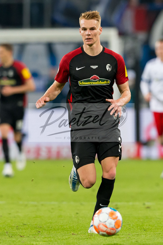 HSVSCF20220419_356 | Fussball, Herren: Philipp Lienhart (SC Freiburg) in Aktion, am Ball, Einzelaktion beim DFB-Pokal-Halbfinalspiel zwischen Hamburger SV und SC Freiburg im Volksparkstadion am 19.04.2022 in Hamburg, Deutschland.DFB / DFL REGULATIONS PROHIBIT ANY USE OF PHOTOGRAPHS AS IMAGE SEQUENCES AND/OR QUASI-VIDEO. - Realisiert mit Pictrs.com