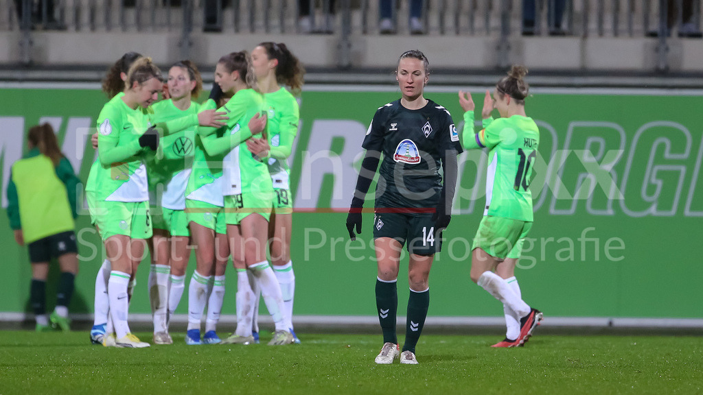 Fussball, DFB-Pokal Frauen, VfL Wolfsburg - SV Werder Bremen | v.li.: Spielerinnen vom VfL Wolfsburg mit Torjubel, Jubel, jubeln, jubelt, optimistisch, Spielszene, Highlight, Freude über das Tor zum 4:0, Michaela Brandenburg (SV Werder Bremen, 14) enttäuscht schauend, Enttäuschung, DIE DFB-RICHTLINIEN UNTERSAGEN JEGLICHE NUTZUNG VON FOTOS ALS SEQUENZBILDER UND/ODER VIDEOÄHNLICHE FOTOSTRECKEN. DFB REGULATIONS PROHIBIT ANY USE OF PHOTOGRAPHS AS IMAGE SEQUENCES AND/OR QUASI-VIDEO.