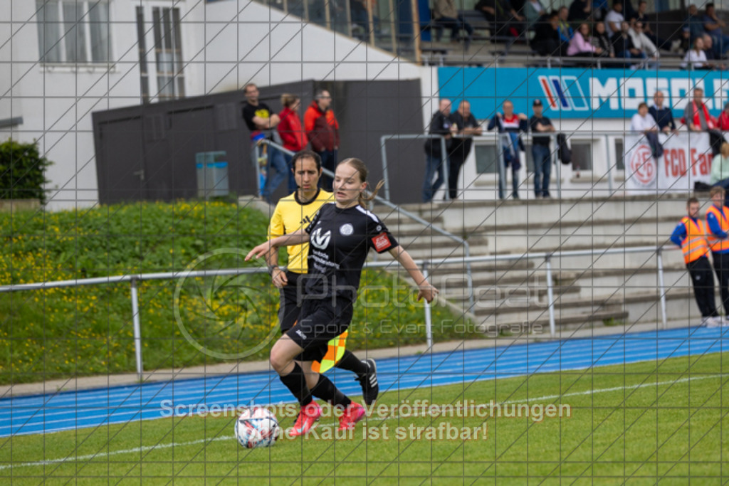 20250529_131346_0535 | #,  SGM Wendlingen-Ötlingen II (blau) vs. 1.FC Donzdorf II (schwarz), Fussball, Frauen-Bezirkspokal Finale Saison 2024/2025, Rasenplatz VfL Stadion Kirchheim, Jesinger Straße 105, 73230 Kirchheim, 29.05.2025 - 13:00 Uhr,Foto: PhotoPeet-Sportfotografie/Peter Harich