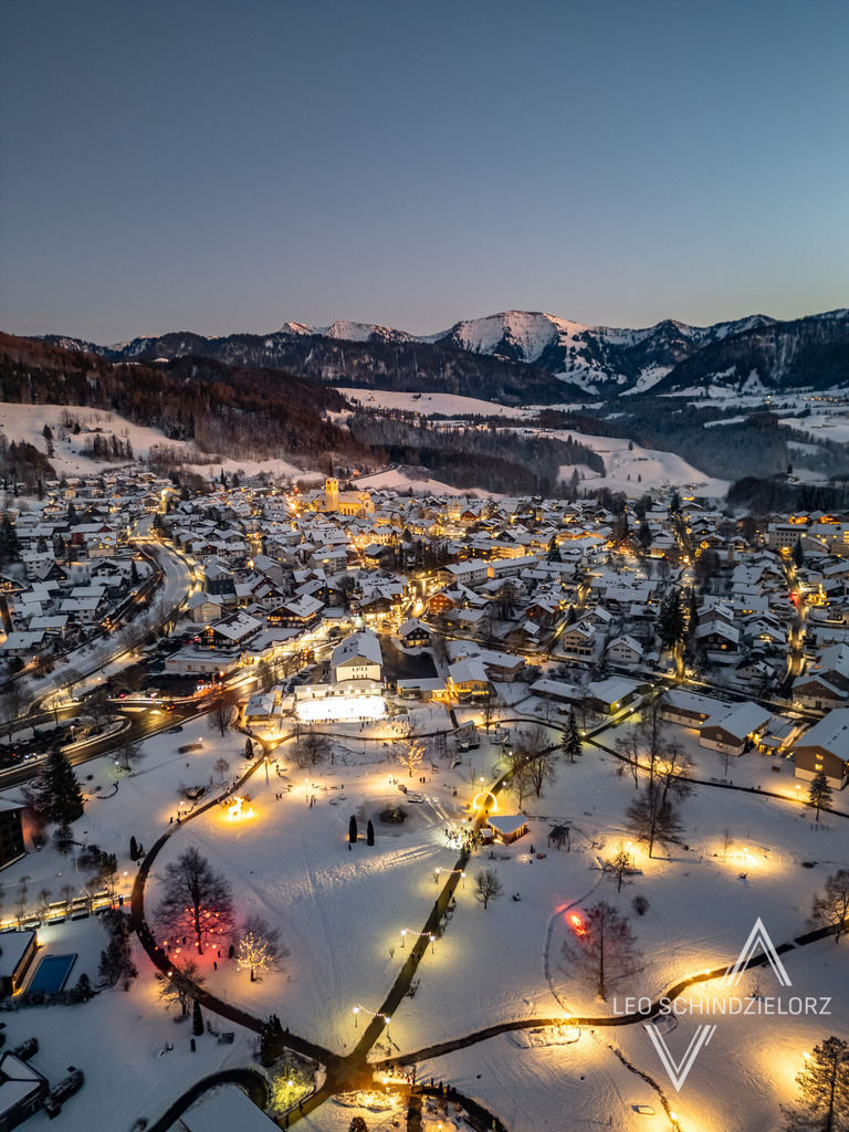 Fotografie_Leo_Schindzielorz_DE_Winter_Allgaeu_Oberstaufen_20241227_DJI_0182_org | Atmosphärische Landschaftsbilder & Drohnenaufnahmen aus dem Allgäu, Tirol, Südtirol & der Schweiz – ideal für Leinwanddrucke & zur stilvollen Raumgestaltung. - Realisiert mit Pictrs.com