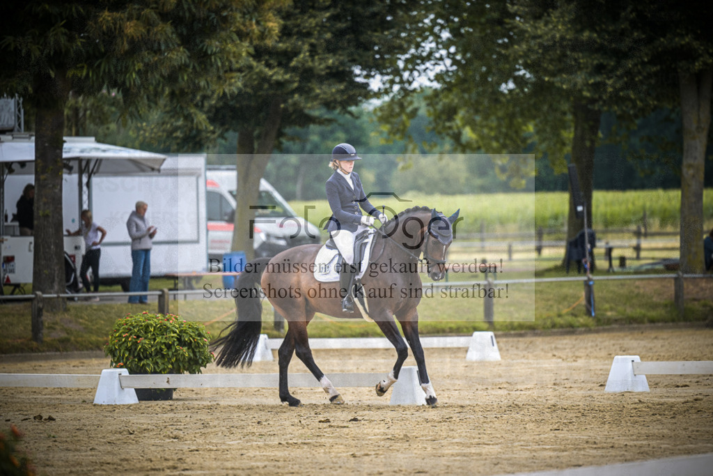 DOS_3360 | Entdecke hochwertige Reitturnierfotos von Foto Oger. Professionell, emotional und authentisch – jetzt Lieblingsmomente im Shop bestellen. - Realisiert mit Pictrs.com