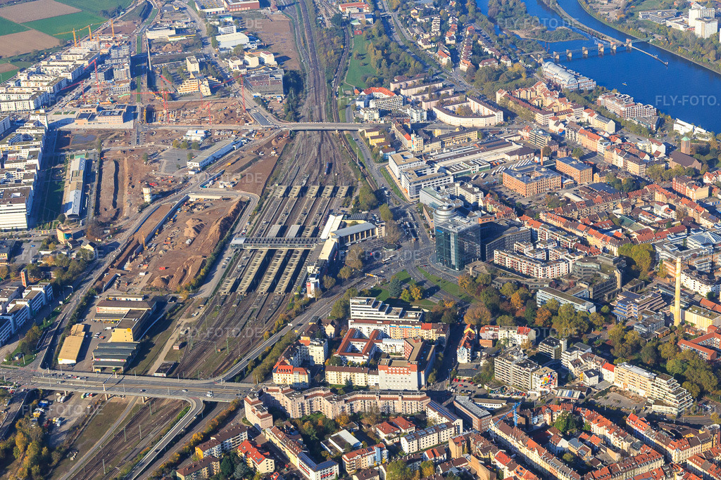 Luftbild: Heidelberg Hbf und Kurfürstenanlage im Ortsteil Weststadt in Heidelberg im Bundesland Baden-Württemberg in Deutschland. Foto: IMG_104188.jpg vom 31.10.2017 durch Werner Riehm/FLY-FOTO.de