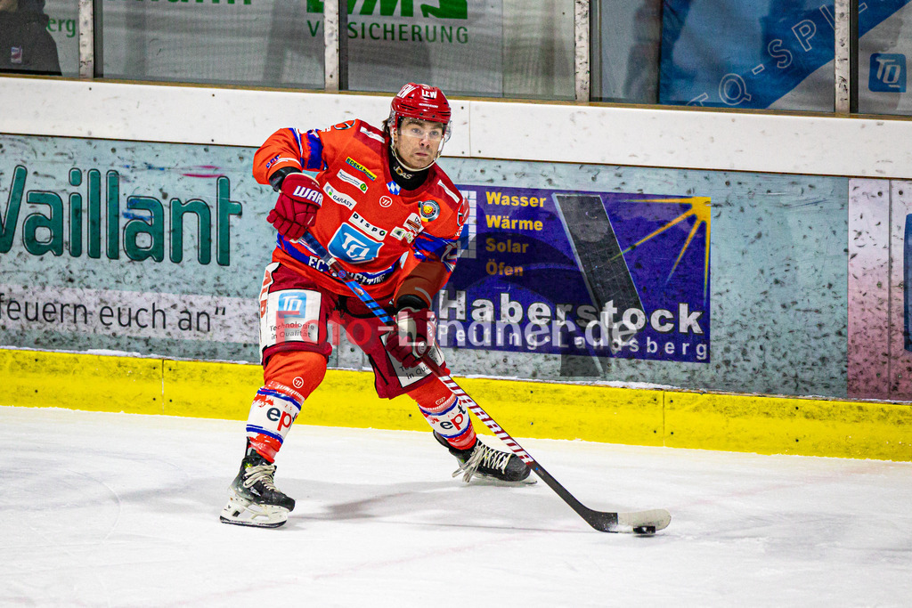 EC Peiting vs Deggendorfer SC | Eishockey Oberliga Süd Vorrunde 2024/2025, EC Peiting vs Deggendorfer SC, 20241228,Ole KRÜGER (ECP 15) in Aktion, Freisteller,2024-12-28 in Peiting (Eisstadion)Ole KRÜGER (ECP 15)Copyright: WolfgangxLindner foto-lindner.de