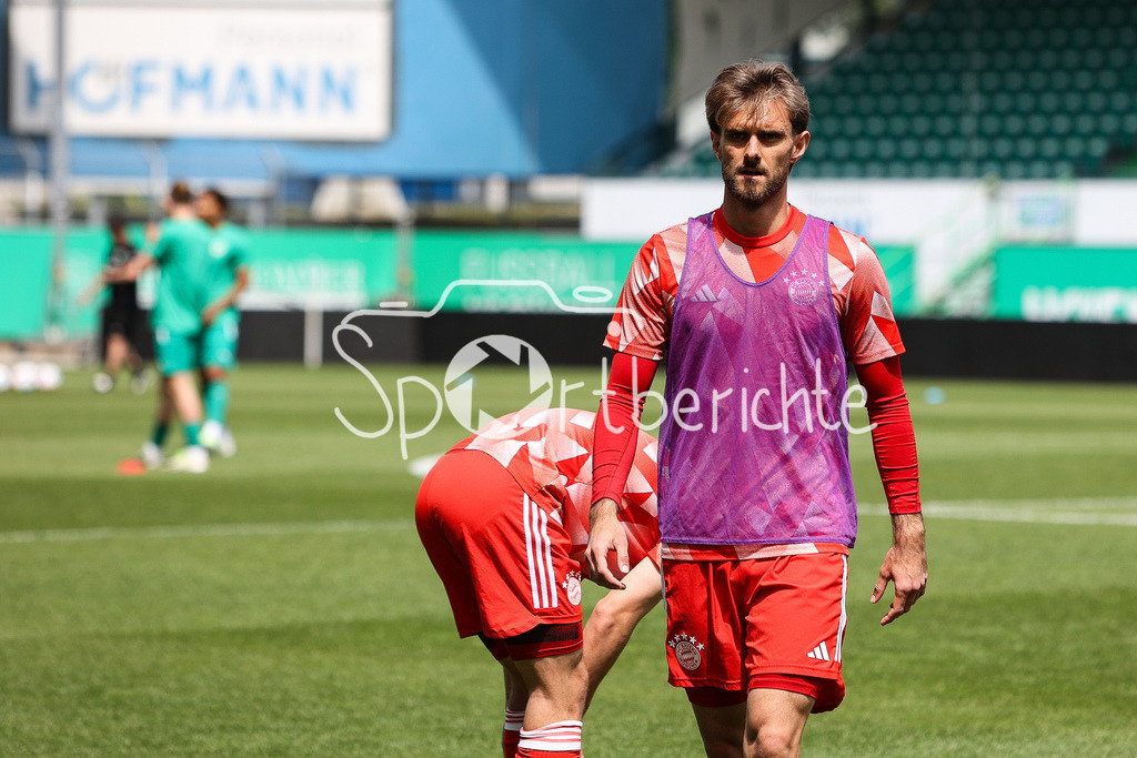 SpVgg Greuther Fürth II - FC Bayern Amateure | beim warmmachen Luca DENK (FCB #16) / Freisteller / Einzelfoto
