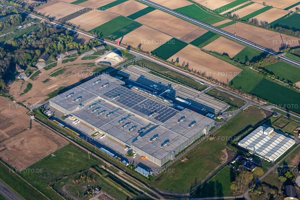 Luftbild: Gebäudekomplex und Gelände des Logistikzentrums der Zalando Logistics Süd SE & Co. KG an der Einsteinallee/Schwarzwald. im Ortsteil Hugsweier in Lahr im Bundesland Baden-Württemberg in Deutschland. Foto: IMG_126579.jpg vom 25.04.2021 durch Werner Riehm/FLY-FOTO.de