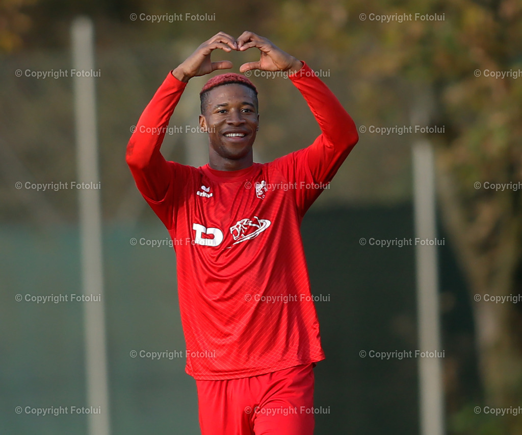 A_LUI_19102024_00026 | SPORT FUSSBALL REGIONALLIGA ASKOE OEDT -WILDON 19.10.2024 IM BILD: TORSCHUETZE ZUM 2:0 JONATHAN ALUKWU (OEDT) UND (WILDON) FOTO.FOTOLUI