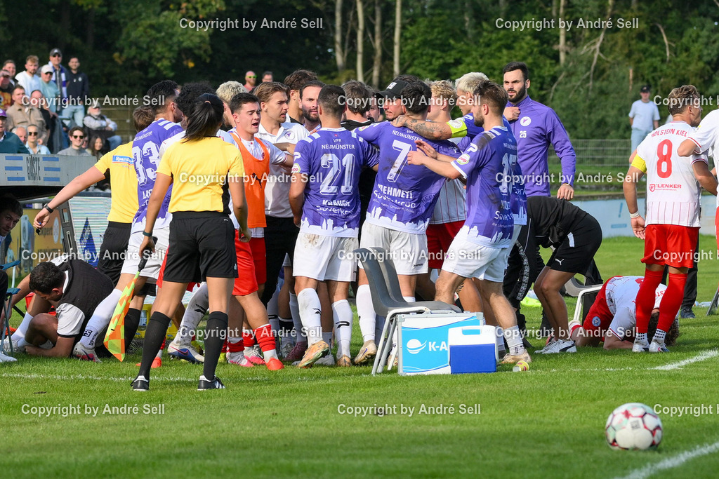 VfR Neumünster vs Holstein Kiel II | Rudelbildung nach Check von Jan Lippegaus (VfR #3) vs Mätthi Meyer (Holstein #3) / Fußball-Oberliga Männer 2026/2027 / VfR Neumünster vs Holstein Kiel II / Grümmi-Arena / Neumünster / 27.09.26 - Realisiert mit Pictrs.com