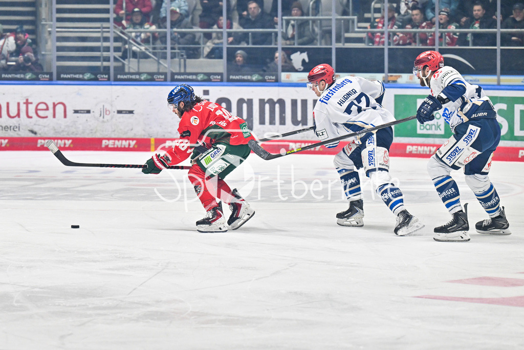 Augsburger Panther - Schwenninger Wild Wings | AUGSBURG, GERMANY - 02. JANUARY: im Duell Anthony LOUIS (Augsburger Panther 18) und Niklas HÜBNER (Schwenninger Wild Wings 72) während dem Match zwischen den Augsburger Panthern und den Schwenninger Wild Wings am 35. Spieltag der Penny DEL im Curt Frenzel Stadion