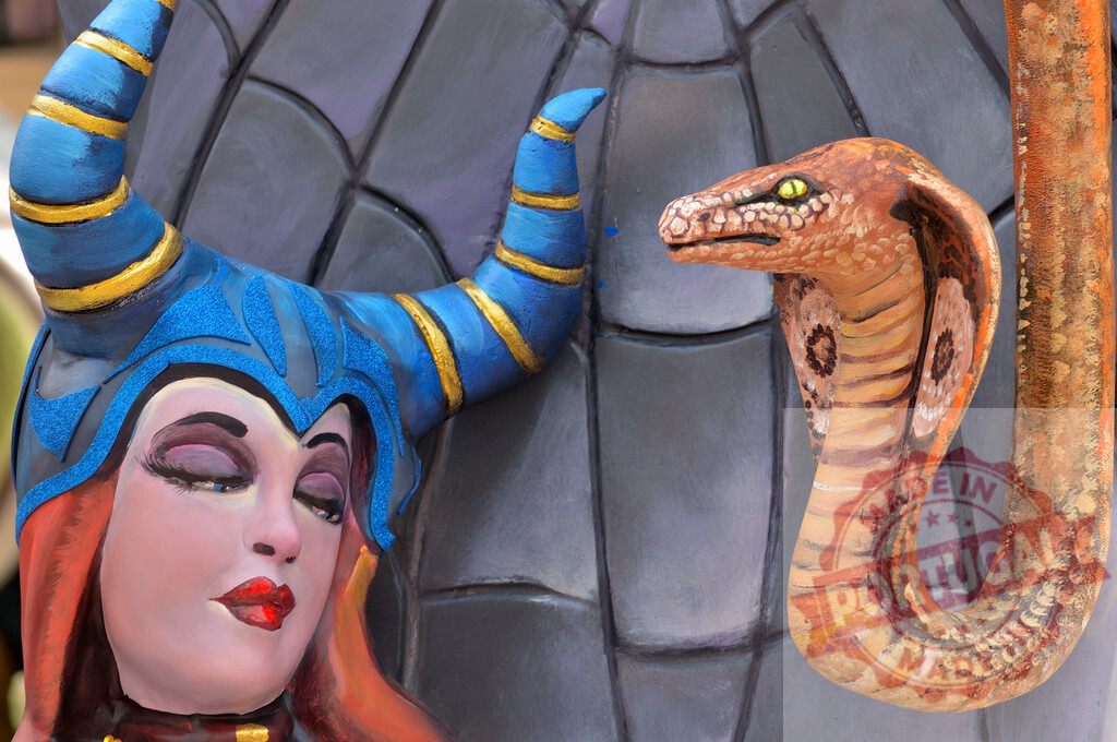 Maleficent inspired character with cobra snake art | Fantasy villain character with horns and a cobra snake creating an imposing sculptural art piece - Realisiert mit Pictrs.com
