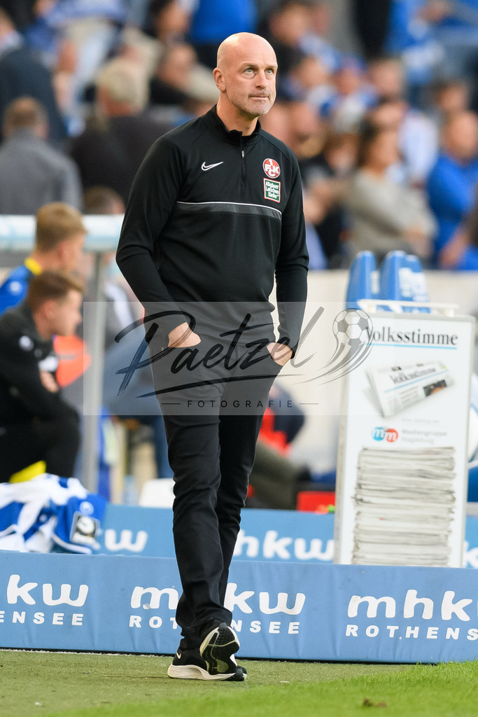 FCMFCK20210904_048 | Fussball, Herren: Trainer Marco Antwerpen (1. FC Kaiserslautern) enttaeuscht beim Spiel der 3. Liga zwischen 1. FC Magdeburg und 1. FC Kaiserslautern in der MDCC-Arena am 04.09.2021 in Magdeburg, Deutschland.DFB / DFL REGULATIONS PROHIBIT ANY USE OF PHOTOGRAPHS AS IMAGE SEQUENCES AND/OR QUASI-VIDEO. - Realisiert mit Pictrs.com