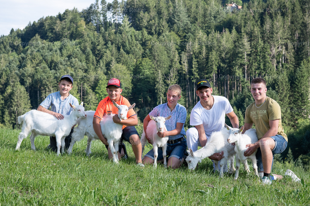 Schwingen -  Appenzeller Kantonal Nachwuchsschwingfest 2023 | Oberegg, 8.7.23, Schwingen - Appenzeller Kantonal Nachwuchsschwingfest. Sieger vlnr Jg 2014-2015 Gamper Rafael (2014 Romanshorn) Jg 2012-2013 Mazenauer Johann (2012 Appenzell) Jg 2010-2011 Schilliger Christof (2010 Niederglatt SG) Jg 2008-2009 Eicher Fabio (2008 Steg im Tösstal) Jg 2006-2007 Jäger Mathias (2006 Schwellbrunn)